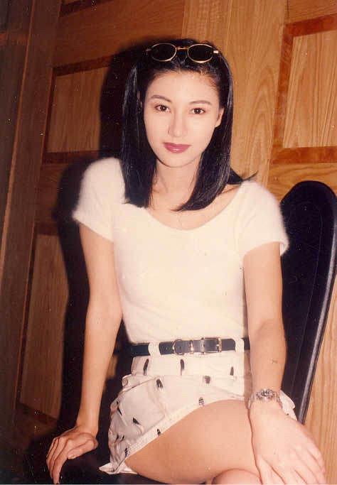 李嘉欣80歲母合照「凍齡美貌不輸女兒」　年輕曾被星探相中「為照顧女兒婉拒」一家三口基因強大