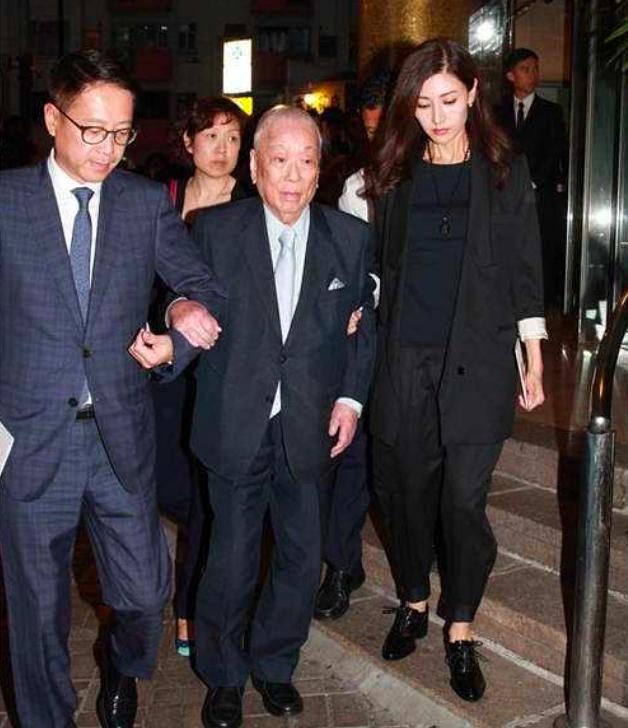 李嘉欣80歲母合照「凍齡美貌不輸女兒」　年輕曾被星探相中「為照顧女兒婉拒」一家三口基因強大