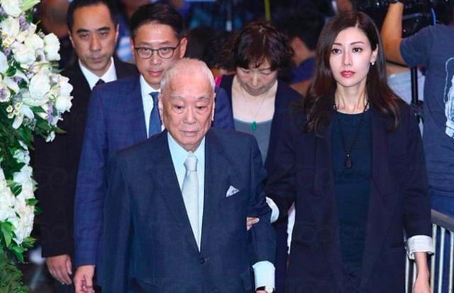 李嘉欣80歲母合照「凍齡美貌不輸女兒」　年輕曾被星探相中「為照顧女兒婉拒」一家三口基因強大