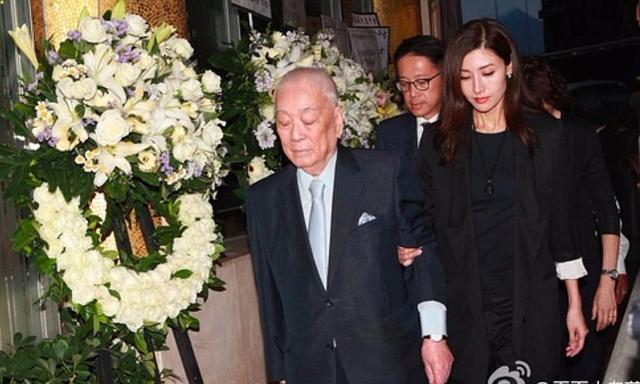 李嘉欣80歲母合照「凍齡美貌不輸女兒」　年輕曾被星探相中「為照顧女兒婉拒」一家三口基因強大