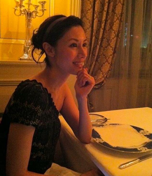 李嘉欣80歲母合照「凍齡美貌不輸女兒」　年輕曾被星探相中「為照顧女兒婉拒」一家三口基因強大