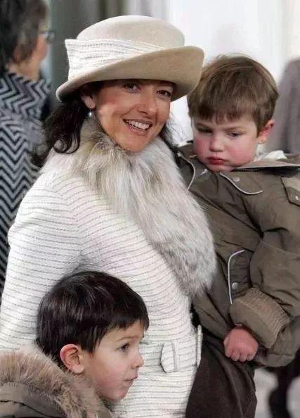 走遍大秀的「丹麥21歲超模王子」很個性，女友長相自帶東方美「與華裔王妃媽媽」有幾分相似