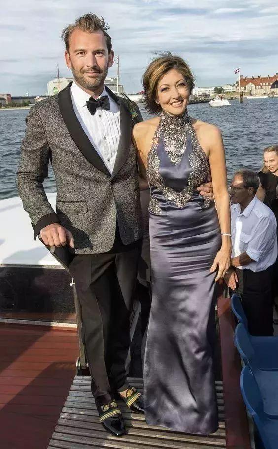 走遍大秀的「丹麥21歲超模王子」很個性，女友長相自帶東方美「與華裔王妃媽媽」有幾分相似