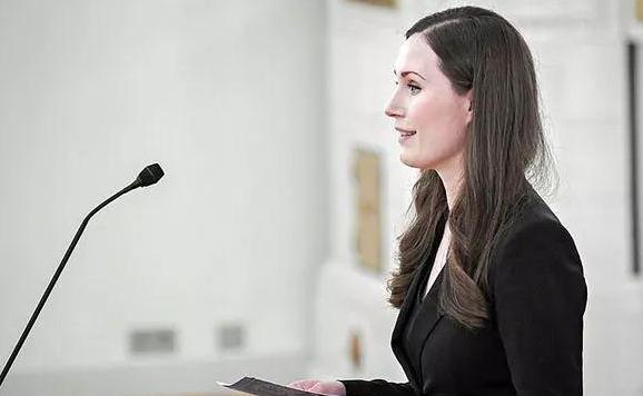 最美「鐵娘子」！34歲芬蘭總理「天生明星臉」讓人挪不開眼，優雅氣質一點不輸各國王妃