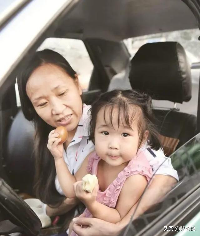 不管多難，都想把你帶在身邊！單親媽為生計苦撐「帶5歲娃開計程車」　相依為命「住1.5坪房」母女很知足