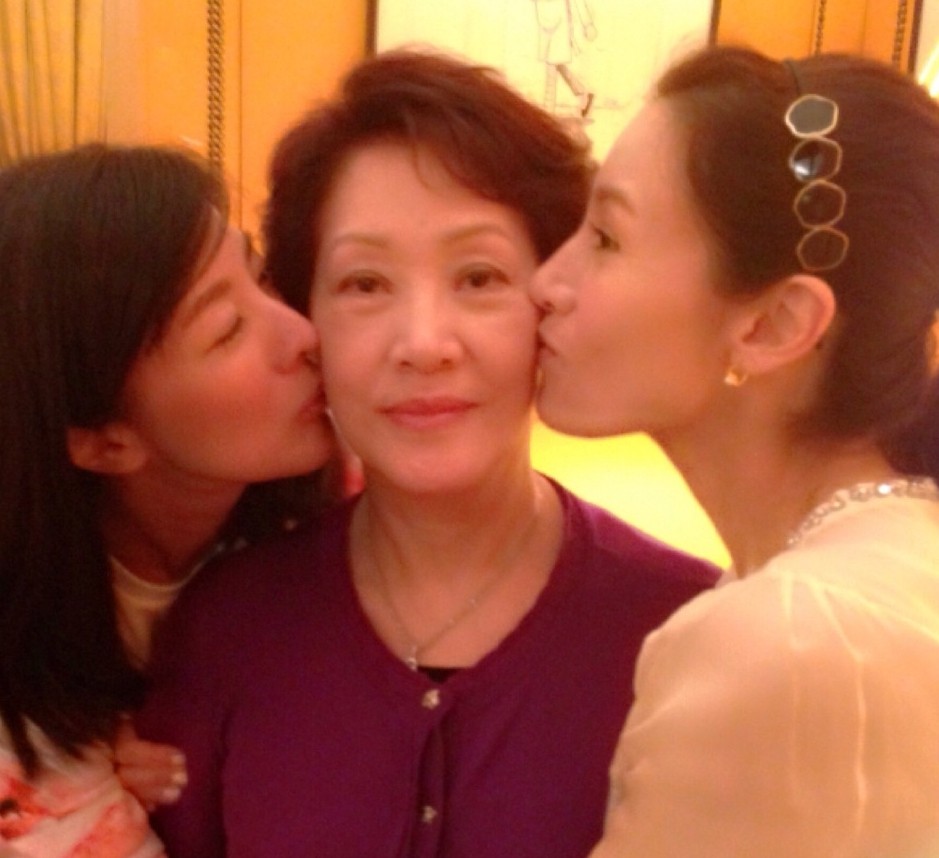 李嘉欣80歲母合照「凍齡美貌不輸女兒」　年輕曾被星探相中「為照顧女兒婉拒」一家三口基因強大