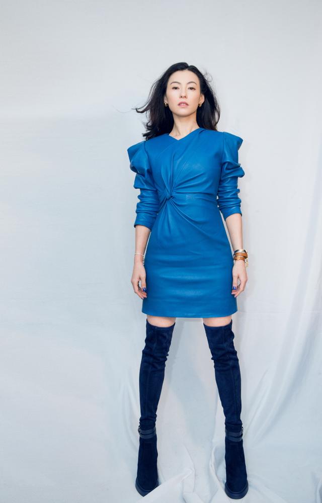 不愧是時尚辣媽！張柏芝穿露胃「裹胸裙」嫌不夠火辣，胸前開洞肚臍更招搖：不像三胎媽媽