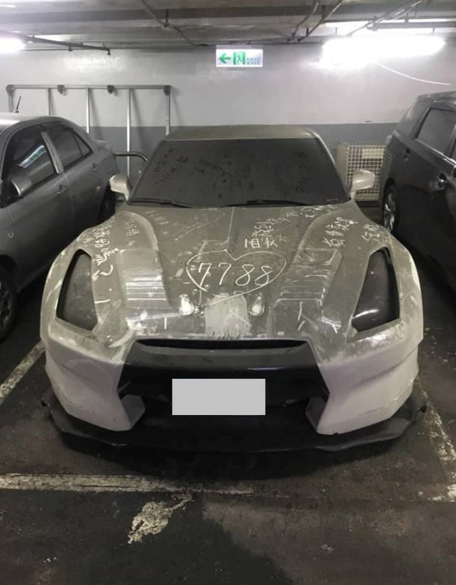 買超跑還不開！停車場「有高級跑車放到長灰塵」　網友全傻眼「意外釣出車主好友」喊冤：不是故意的啦
