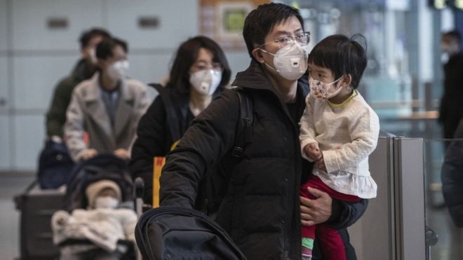 確診百例好慌？網友逛大賣場「泡麵罐頭被掃空」　低頭見「貨價零星商品」笑：大家還是很冷靜