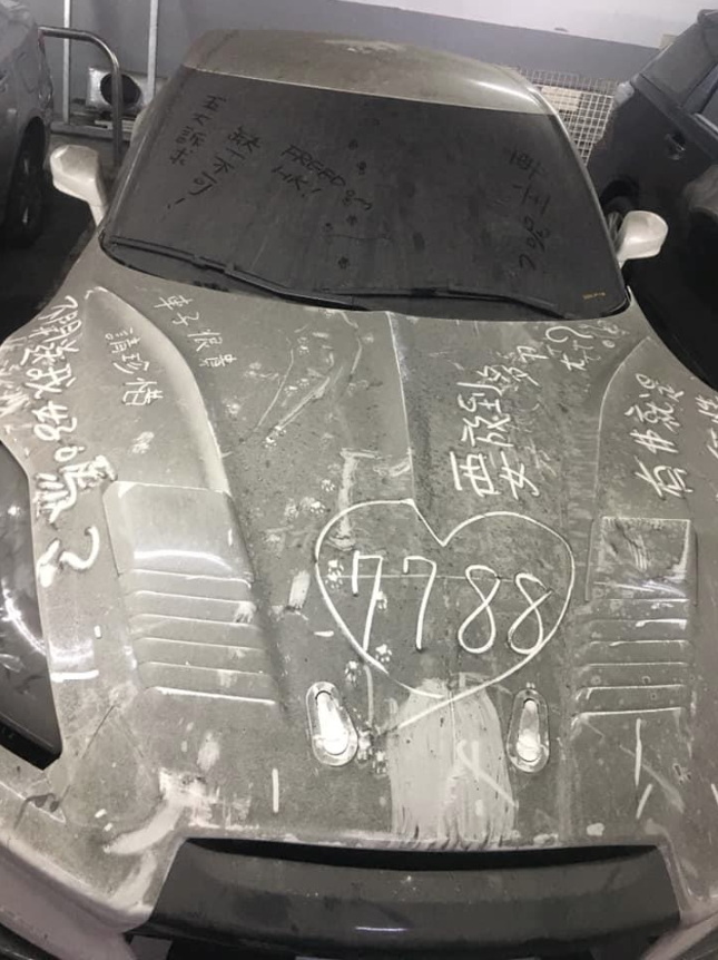 買超跑還不開！停車場「有高級跑車放到長灰塵」　網友全傻眼「意外釣出車主好友」喊冤：不是故意的啦