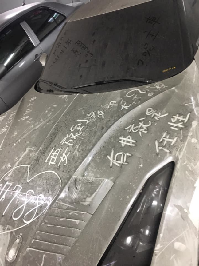 買超跑還不開！停車場「有高級跑車放到長灰塵」　網友全傻眼「意外釣出車主好友」喊冤：不是故意的啦