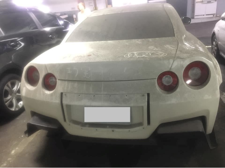 買超跑還不開！停車場「有高級跑車放到長灰塵」　網友全傻眼「意外釣出車主好友」喊冤：不是故意的啦