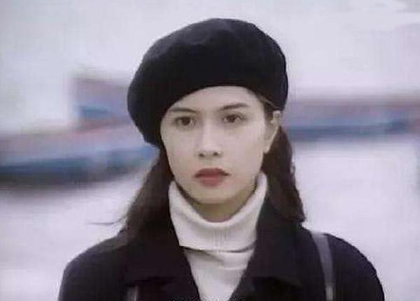 55歲邵美琪身穿「優雅絲絨套裝」盡顯貴婦風範 保養得宜「俐落齊耳短髮」氣質不輸青春年華