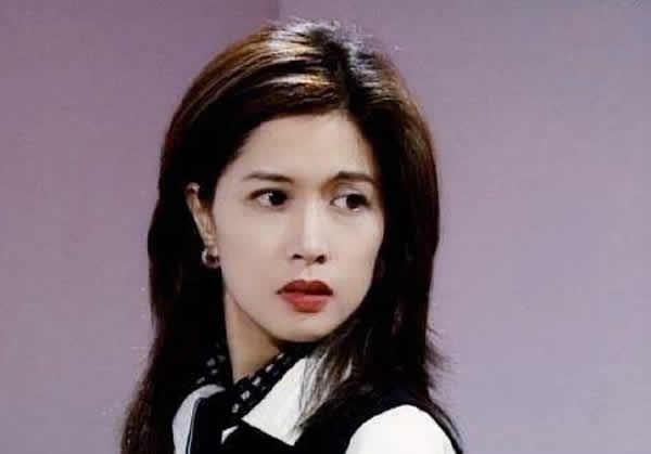 55歲邵美琪身穿「優雅絲絨套裝」盡顯貴婦風範 保養得宜「俐落齊耳短髮」氣質不輸青春年華