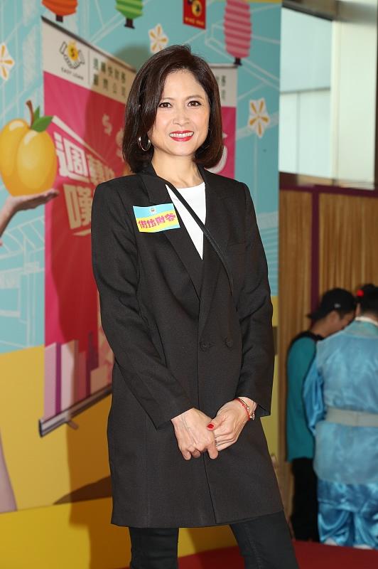 55歲邵美琪身穿「優雅絲絨套裝」盡顯貴婦風範 保養得宜「俐落齊耳短髮」氣質不輸青春年華