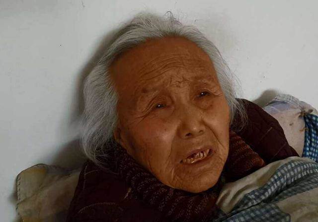 「假孝順」風氣蔓延！兒女以為是減輕負擔，其實老人只能偷偷抹淚 ，很多家庭都在這樣做