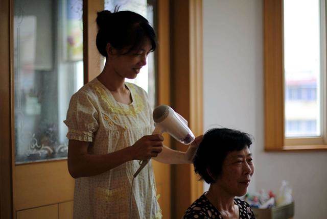 「假孝順」風氣蔓延！兒女以為是減輕負擔，其實老人只能偷偷抹淚 ，很多家庭都在這樣做