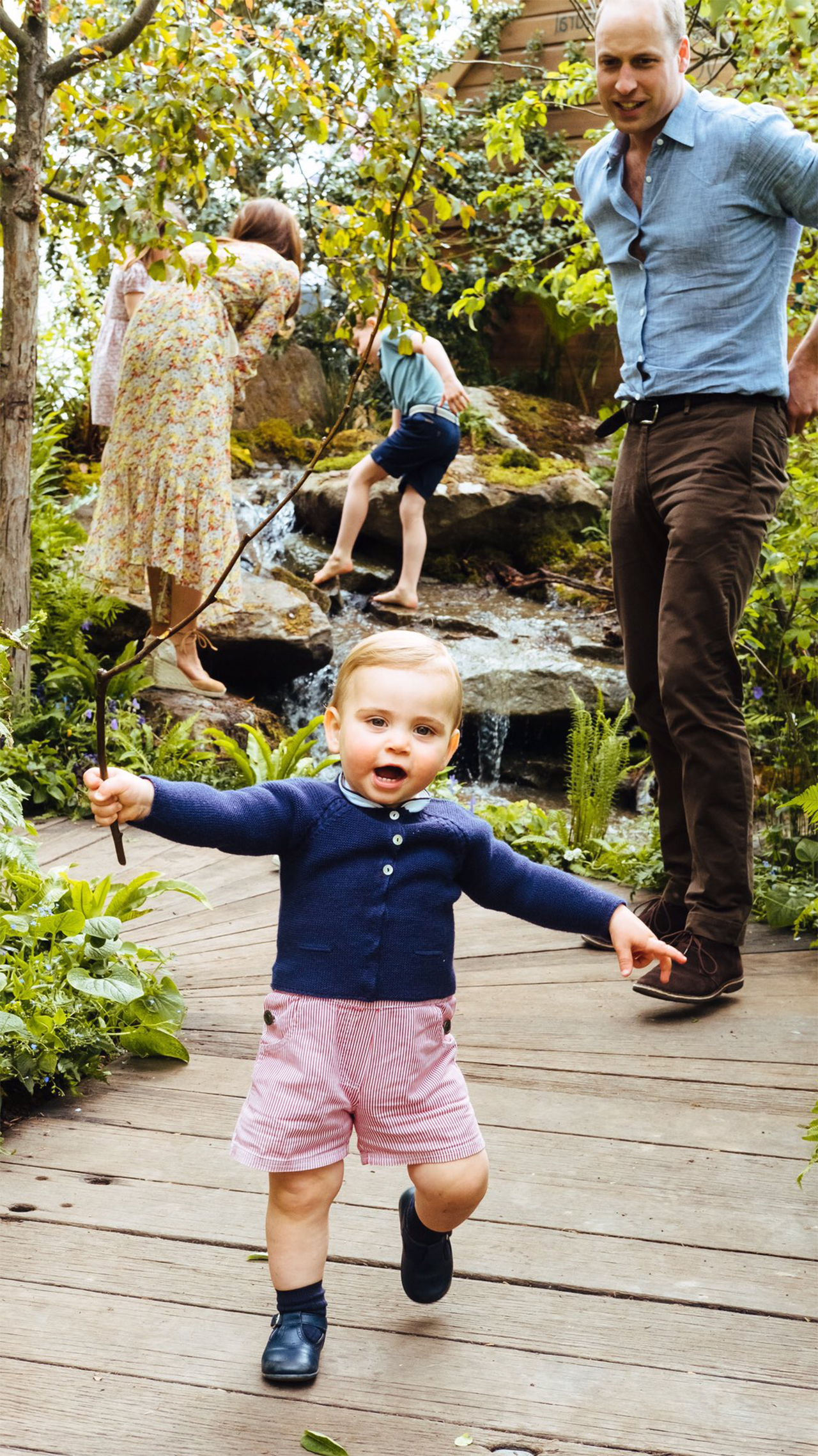 呆萌路易小王子即將2周歲啦!完美「繼承哥哥表情包」搞怪又可愛,備受老王儲爺爺寵愛