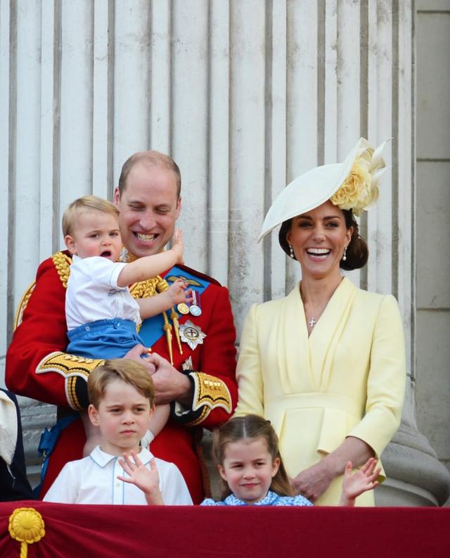 呆萌路易小王子即將2周歲啦!完美「繼承哥哥表情包」搞怪又可愛,備受老王儲爺爺寵愛