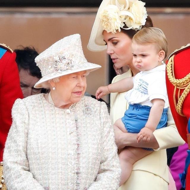 呆萌路易小王子即將2周歲啦!完美「繼承哥哥表情包」搞怪又可愛,備受老王儲爺爺寵愛