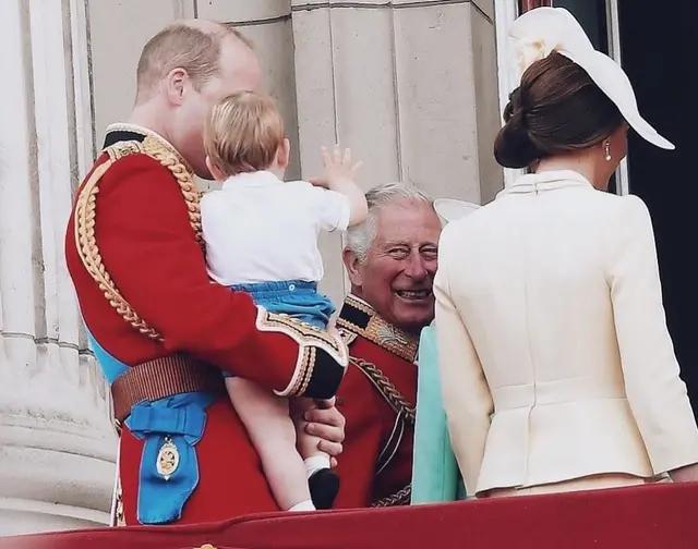 呆萌路易小王子即將2周歲啦!完美「繼承哥哥表情包」搞怪又可愛,備受老王儲爺爺寵愛