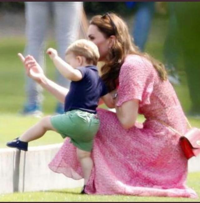 呆萌路易小王子即將2周歲啦!完美「繼承哥哥表情包」搞怪又可愛,備受老王儲爺爺寵愛