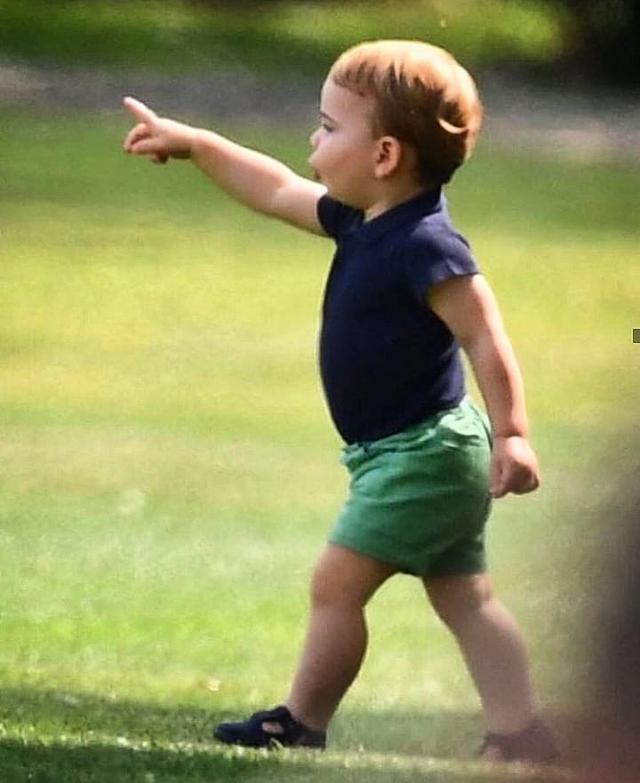 呆萌路易小王子即將2周歲啦!完美「繼承哥哥表情包」搞怪又可愛,備受老王儲爺爺寵愛