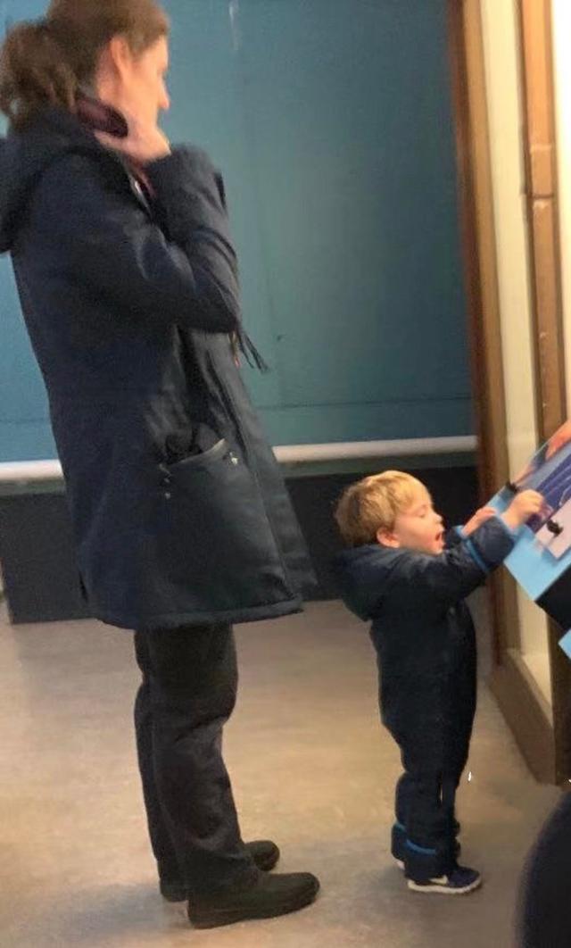 呆萌路易小王子即將2周歲啦!完美「繼承哥哥表情包」搞怪又可愛,備受老王儲爺爺寵愛