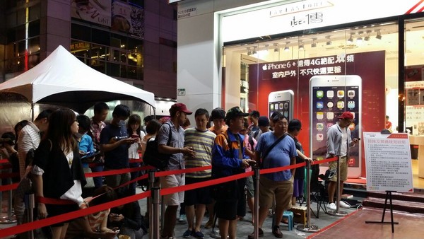 多到好難選！iPhone12「推出夢幻新色」滿足少女心　神人預測「功能也將大升級」還會變成4眼怪！
