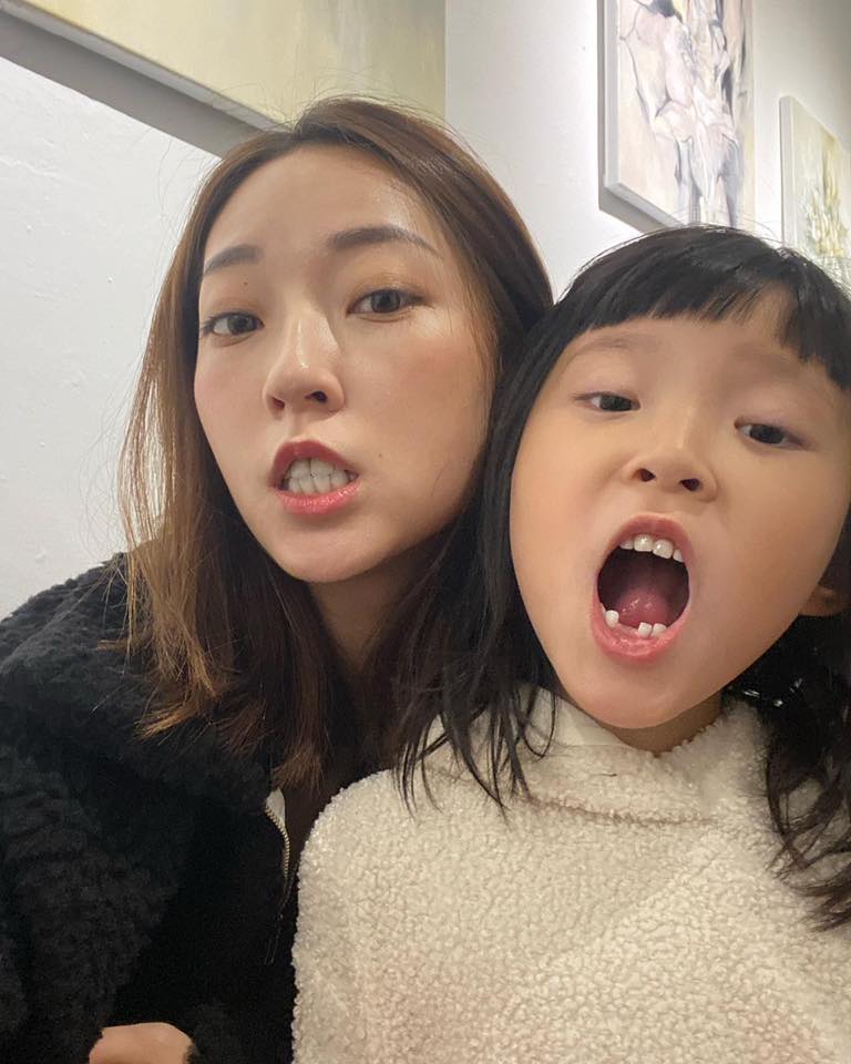 20歲閃嫁！張菲兒媳被酸「為錢帶球嫁」忍7年發聲　夫妻不願貼「靠爸標籤」鮮少提他