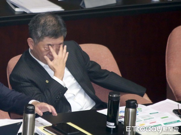 鋼鐵部長累了！陳時中拚防疫「摀臉閉目」神情好疲倦　徹夜不睡覺「不敢放心休息」責任全扛在肩上