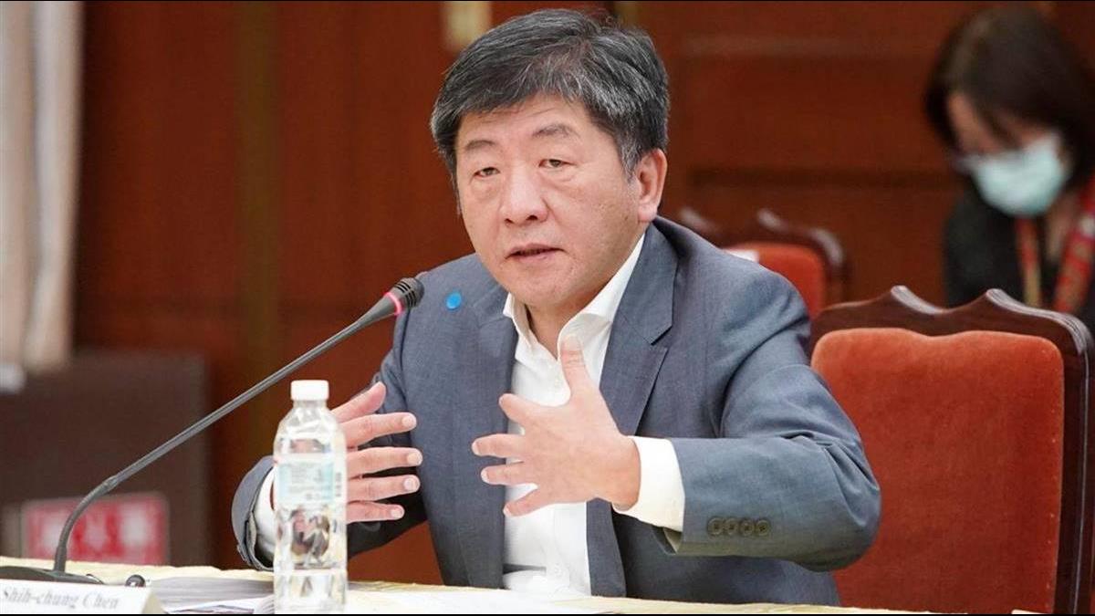 鋼鐵部長累了！陳時中拚防疫「摀臉閉目」神情好疲倦　徹夜不睡覺「不敢放心休息」責任全扛在肩上