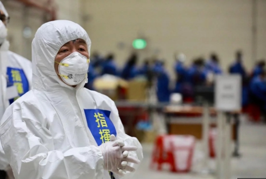 鋼鐵部長累了！陳時中拚防疫「摀臉閉目」神情好疲倦　徹夜不睡覺「不敢放心休息」責任全扛在肩上