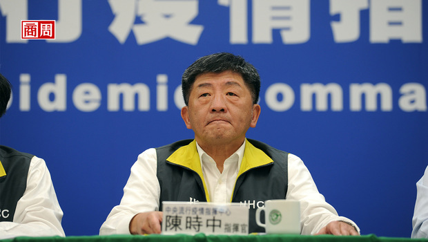 鋼鐵部長累了！陳時中拚防疫「摀臉閉目」神情好疲倦　徹夜不睡覺「不敢放心休息」責任全扛在肩上
