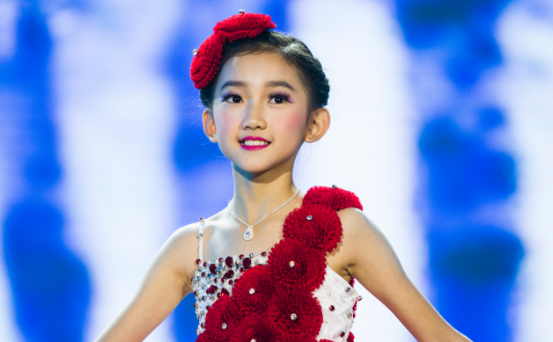 丟了童真！泰國6歲蘿莉當選「選美冠軍」  濃妝艷抹不輸成年人，卸下美妝瞬間網友卻沉默了