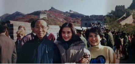 最美瓊瑤女郎!瓊瑤為簽她甘願等三年,與富豪老公「結婚9年堅持不生子」今45歲美貌依舊