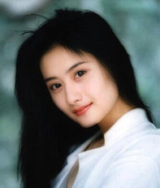 最美瓊瑤女郎!瓊瑤為簽她甘願等三年,與富豪老公「結婚9年堅持不生子」今45歲美貌依舊