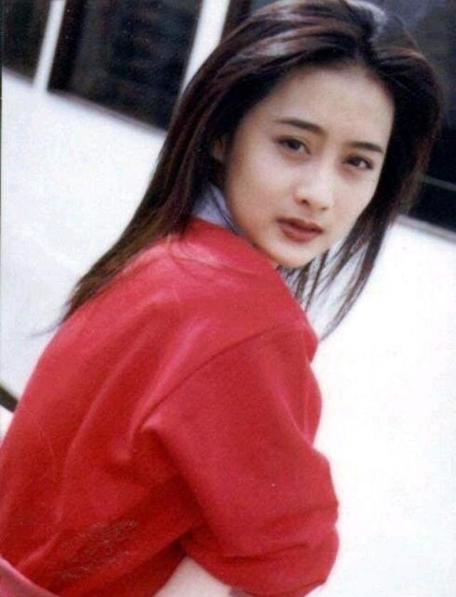 最美瓊瑤女郎!瓊瑤為簽她甘願等三年,與富豪老公「結婚9年堅持不生子」今45歲美貌依舊