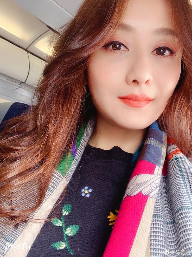 最美瓊瑤女郎!瓊瑤為簽她甘願等三年,與富豪老公「結婚9年堅持不生子」今45歲美貌依舊