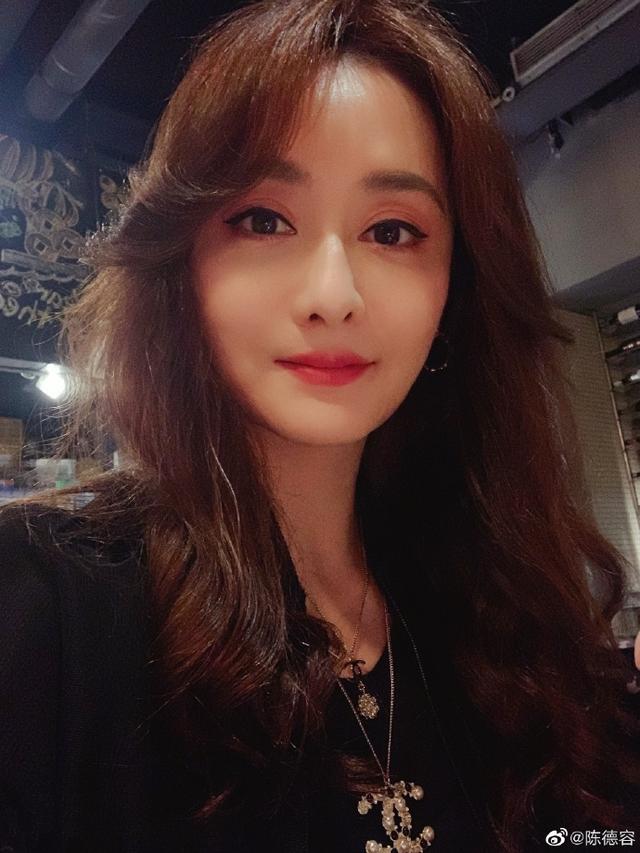 最美瓊瑤女郎!瓊瑤為簽她甘願等三年,與富豪老公「結婚9年堅持不生子」今45歲美貌依舊