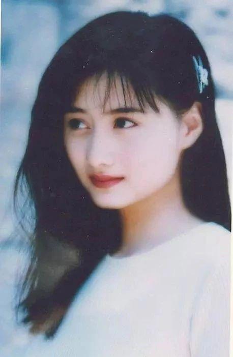 最美瓊瑤女郎!瓊瑤為簽她甘願等三年,與富豪老公「結婚9年堅持不生子」今45歲美貌依舊