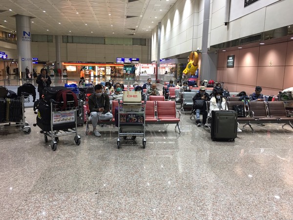 才宣布鎖國！桃園機場被塞爆「上萬人逃難回台」　光搭車就排2小時「交通部緊急回應了」