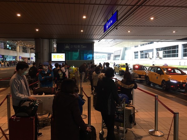 才宣布鎖國！桃園機場被塞爆「上萬人逃難回台」　光搭車就排2小時「交通部緊急回應了」