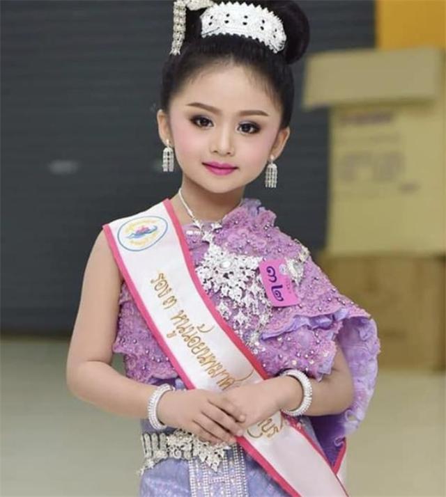 丟了童真！泰國6歲蘿莉當選「選美冠軍」  濃妝艷抹不輸成年人，卸下美妝瞬間網友卻沉默了