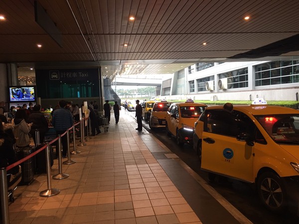 才宣布鎖國！桃園機場被塞爆「上萬人逃難回台」　光搭車就排2小時「交通部緊急回應了」
