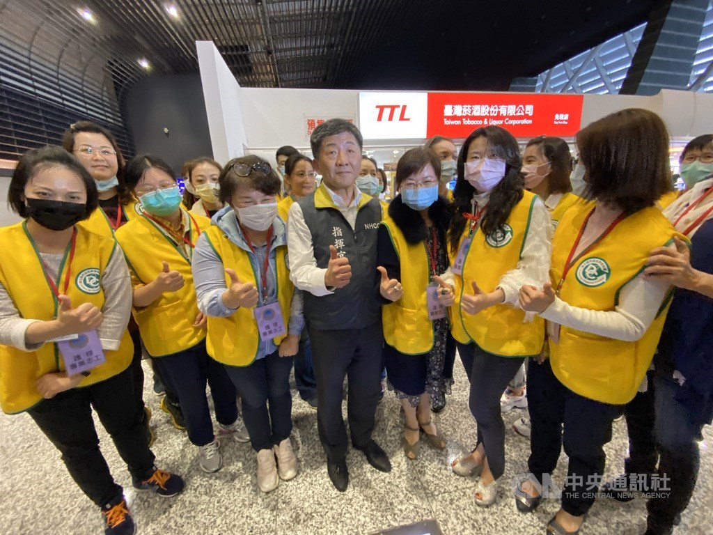 才宣布鎖國！桃園機場被塞爆「上萬人逃難回台」　光搭車就排2小時「交通部緊急回應了」