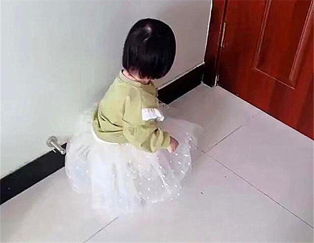   「小情人」化身「小卧底」！女兒家中玩耍突然發現「爸爸藏錢機關」　下一秒超萌反應笑翻網友：人生處處有驚喜