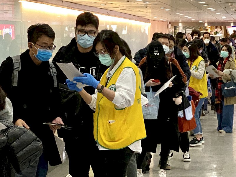 為了境外移入！醫護人員「工作量暴增」也不喊累　溫暖舉牌透露心裡話「網友秒哭」：會乖乖在家