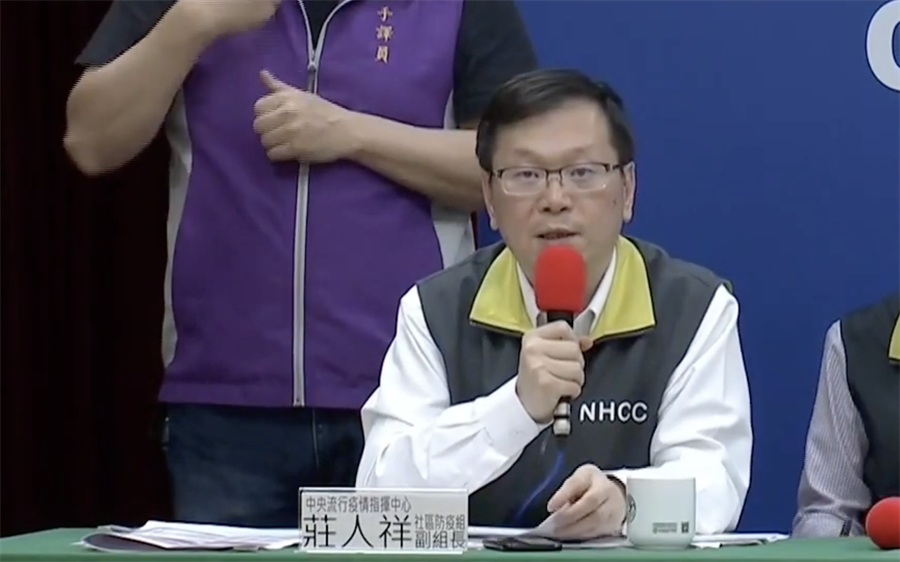 為了境外移入！醫護人員「工作量暴增」也不喊累　溫暖舉牌透露心裡話「網友秒哭」：會乖乖在家