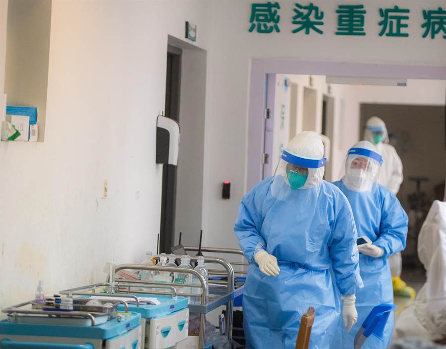 凌晨4點守桃機檢疫！第一線醫生脫下口罩「臉上留光榮印記」　汗水淋溼頭髮「求幫忙2件事」網秒淚崩
